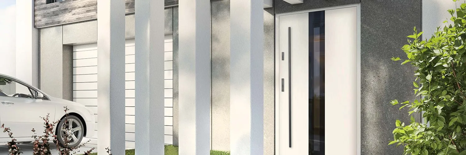 Białe drzwi wejściowe KMT z linii Glass View z pionowym doświetleniem